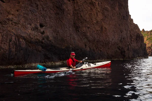 Círculo 2015 Malta Barco Canoa Nadando Perto Costa Rochosa — Fotografia de Stock