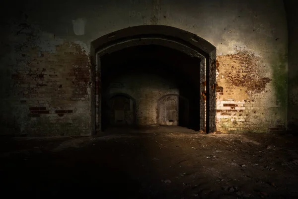 Terk edilmiş eski tuğla karanlık binanın içi.