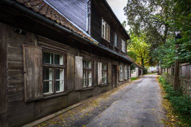 Küçük şehirde eski bir bina