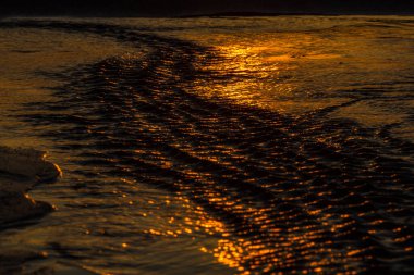 Gün batımında taştan deniz kıyısı