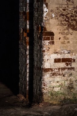 Terk edilmiş eski tuğla binanın içinde. 