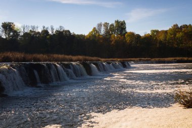 Nehirde güzel uzun şelale