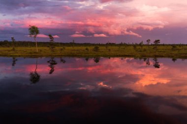  Kumsaldaki kumsalda küçük taşlar