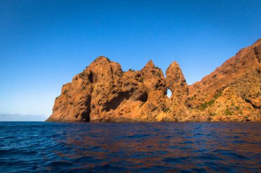 Malta adasında kayalık deniz kıyısı