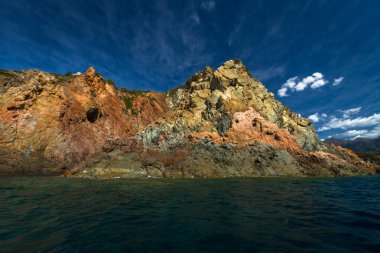 Malta adasında kayalık sahil