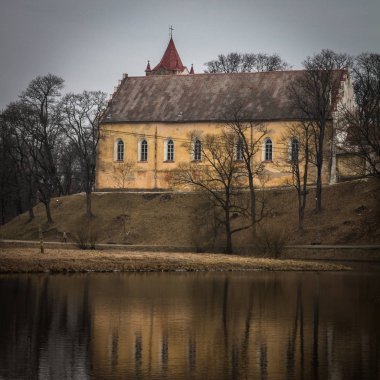 Avrupa köyündeki eski kilise