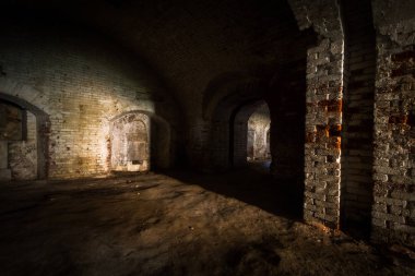 Terk edilmiş eski tuğla karanlık binanın içi.