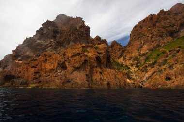 Malta adasında kayalık sahil