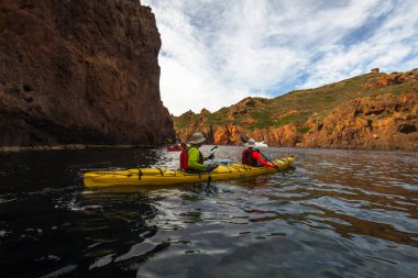 2015 Çemberi - Malta: Kayalık deniz kıyısında yüzen kano botları