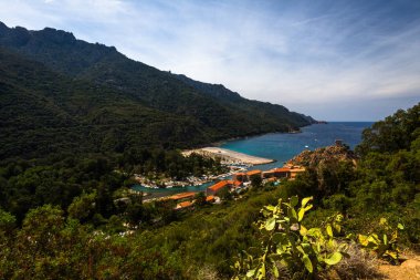 Malta 'da binaları olan deniz kıyısı