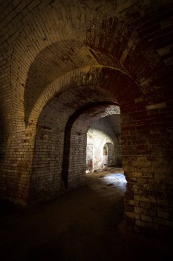 Terk edilmiş eski tuğla karanlık binanın içi.