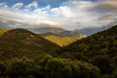 Dağ manzarasının havadan görünüşü