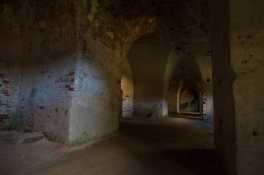 Terk edilmiş eski tuğla karanlık binanın içi.