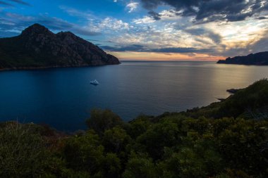 Malta 'da gün batımında Rocky sahili