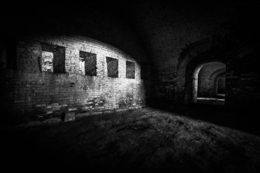 Terk edilmiş eski tuğla karanlık binanın içi.