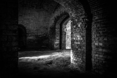 Terk edilmiş eski tuğla karanlık binanın içi.