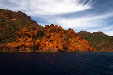 Malta adasında kayalık sahil