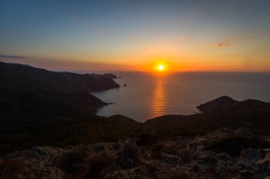 Malta adasında kayalık sahil