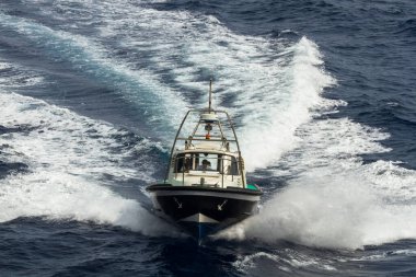 Gündüz denizde yüzen tekne