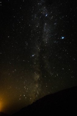 karanlık gece gökyüzünde yıldızlar