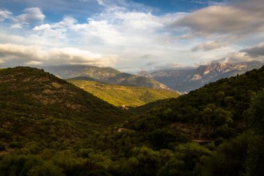 Dağ manzarasının havadan görünüşü
