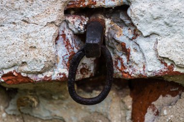 Terk edilmiş eski tuğla binanın içinde. 