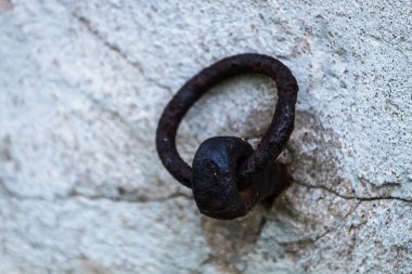 Terk edilmiş eski tuğla binanın içinde. 