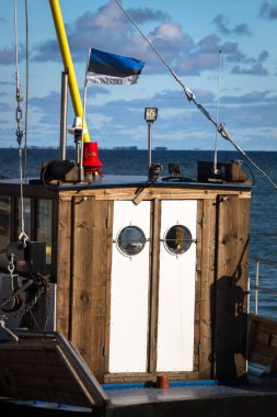 Deniz limanında Estonya balıkçı teknesi