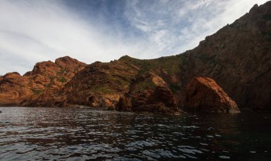 Malta adasında kayalık sahil