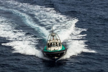 Dalgalarla denizde yüzen tekne