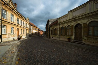 Eski binaları olan küçük Avrupa kenti