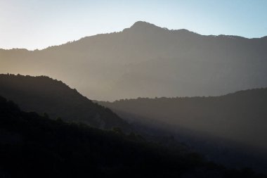 Gün doğumunda deniz manzarası