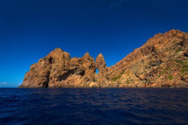 Malta adasında kayalık sahil