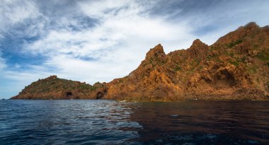 Malta adasında kayalık deniz kıyısı