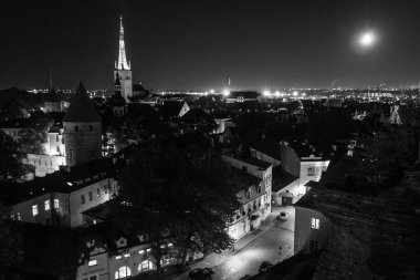 Siyah beyaz tonda eski Avrupa kenti