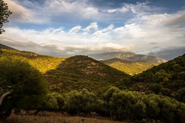 Dağ manzarasının havadan görünüşü