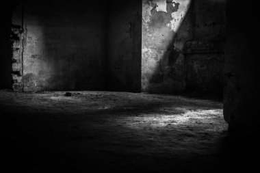 Terk edilmiş eski tuğla karanlık binanın içi.