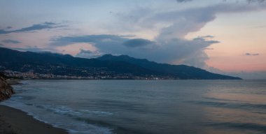 Malta 'da gün batımında deniz kıyısı