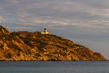Deniz feneri kayalık tepenin üstünde