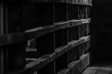Eski karanlık binada ahşap çit