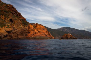 Malta adasında kayalık deniz kıyısı