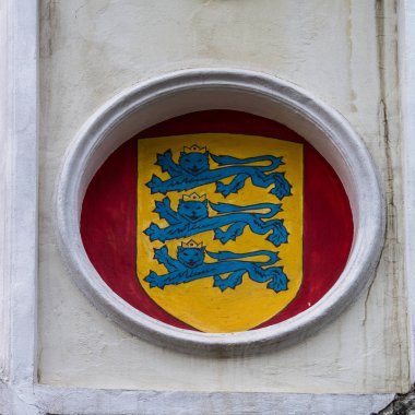 Beyaz duvardaki eski sembol