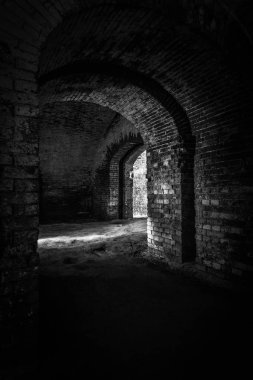 Terk edilmiş eski tuğla karanlık binanın içi.