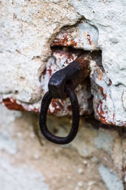 Terk edilmiş eski tuğla binanın içinde. 