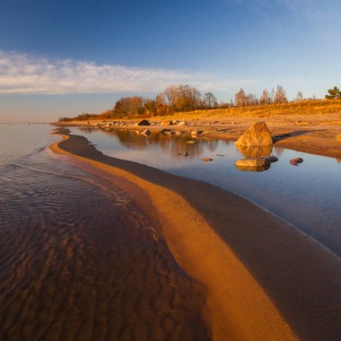 Taş gibi kumlu sahil 