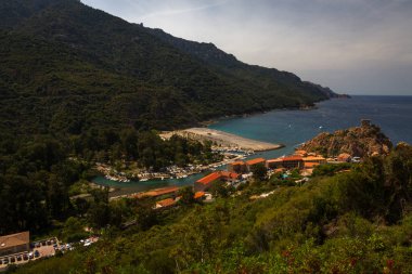Kayalık dağlar arasındaki deniz koyunda bir şehir.