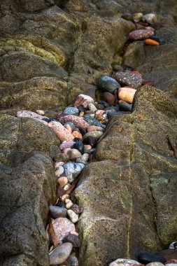 Malta adasındaki kayalarda taşlar