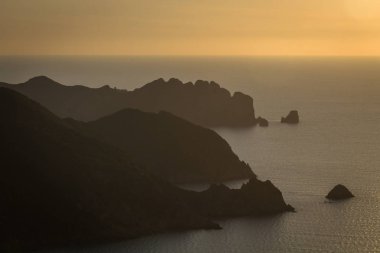 Malta adasında kayalık sahil