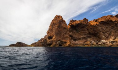 Malta adasında kayalık deniz kıyısı