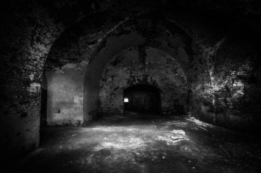 Terk edilmiş eski tuğla karanlık binanın içi.